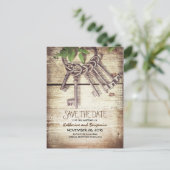 Rustic Wood Bewaar de datum met Skeleton Keys Aankondigingskaart (Staand voorkant)