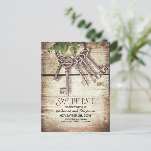 Rustic Wood Bewaar de datum met Skeleton Keys Aankondigingskaart (Staand voorkant)