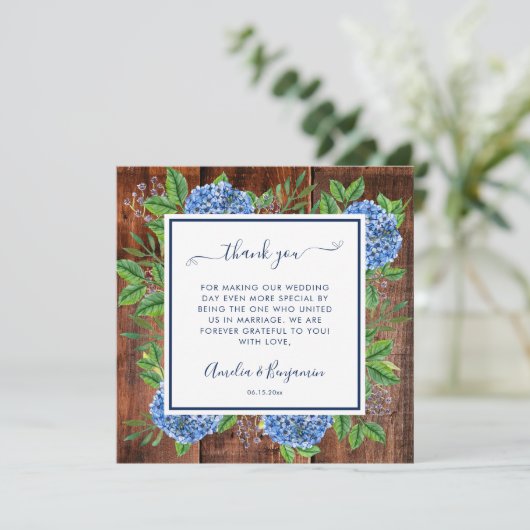 Rustic Wood Blue Hydrangeas Wedding Officier Bedankkaart (Staand voorkant)