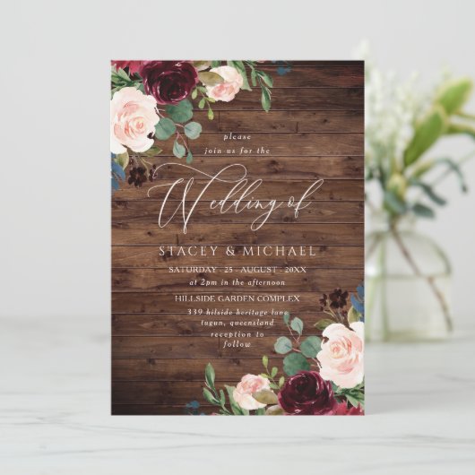Rustic Wood Blush Burgundy Floral Elegant Wedding Kaart (Staand voorkant)