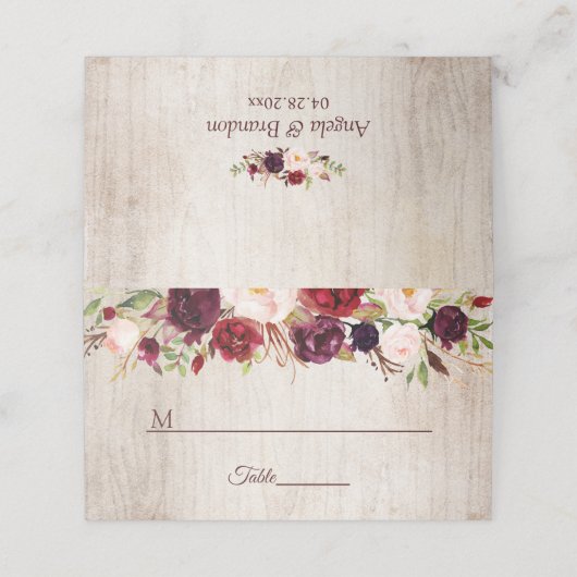 Rustic Wood Burgundy Blush Floral Wedding Table Plaatskaartje (Buitenkant ongevouwen)