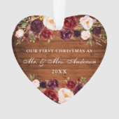 Rustic Wood Burgundy Floral eerste Kerstmis Ornament (voorkant)