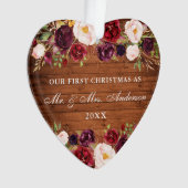Rustic Wood Burgundy Floral eerste Kerstmis Ornament (voorkant)