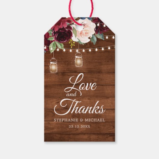 Rustic Wood Burgundy Floral Mason Jar Wedding Cadeaulabel (Voorkant)