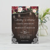 Rustic Wood Burgundy Floral Mason Jar Wedding Invi Kaart (Staand voorkant)