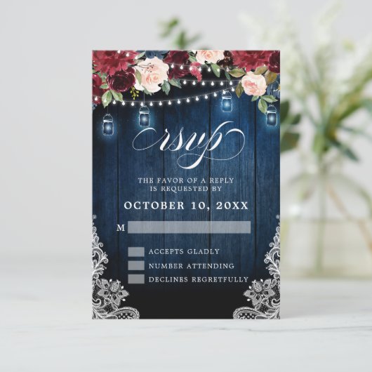 Rustic Wood Burgundy Floral Mason Jar Wedding RSVP Kaartje (Staand voorkant)