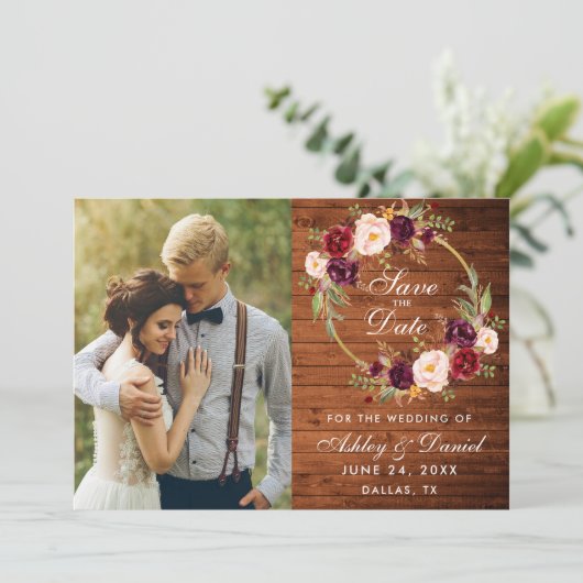 Rustic Wood Burgundy Floral redt de datum Save The Date (Staand voorkant)