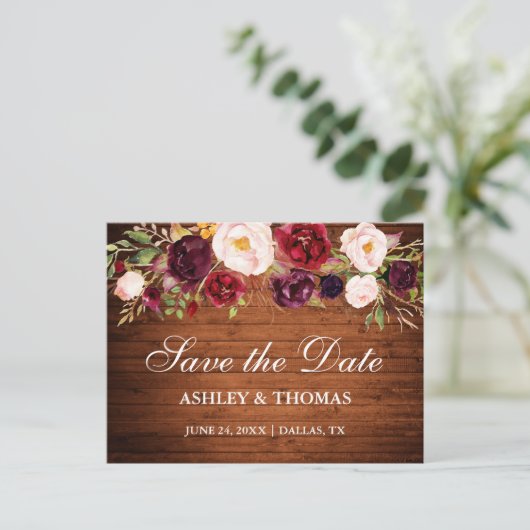 Rustic Wood Burgundy Floral Save the Date Aankondigingskaart (Staand voorkant)