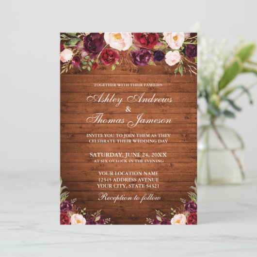 Rustic Wood Burgundy Floral Wedding Kaart (Staand voorkant)