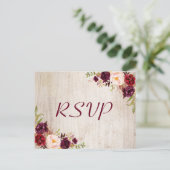 Rustic Wood Burgundy Floral Wedding RSVP Briefkaart (Staand voorkant)