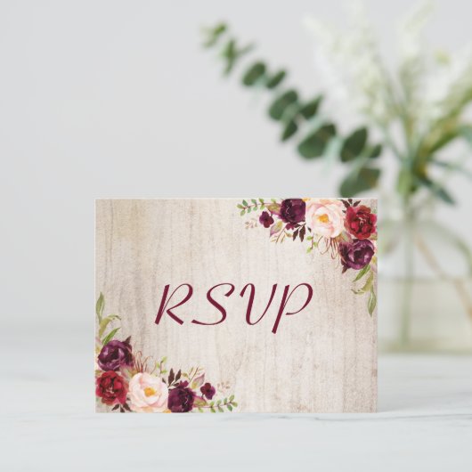 Rustic Wood Burgundy Floral Wedding RSVP Briefkaart (Staand voorkant)