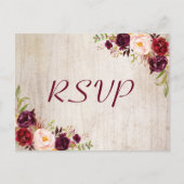 Rustic Wood Burgundy Floral Wedding RSVP Briefkaart (Voorkant)