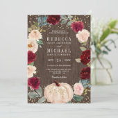 Rustic Wood Burgundy Peach Floral Pumpkin Wedding Kaart (Staand voorkant)