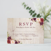 Rustic Wood Burgundy Red Floral Wedding RSVP Kaartje (Staand voorkant)