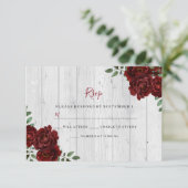 Rustic Wood Burgundy Roos Romantic Wedding RSVP Kaartje (Staand voorkant)