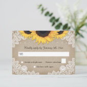 Rustic Wood Burlap Floral Lace Sunflower Wedding RSVP Kaartje (Staand voorkant)
