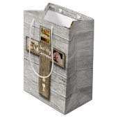 Rustic Wood Cross First Heilige Communie Medium Cadeauzakje (Achterkant Gekanteld)