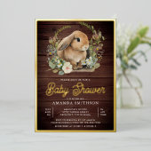 Rustic Wood Cute Bunny Floral Baby shower Gold Folie Uitnodiging (Staand Voorkant)