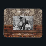 Rustic Wood & de Foto van de Lezing sparen de Magn Magneet<br><div class="desc">Rustic Wood & Lace Monogram sparen de Datum. Bruiloft. Moderne lettertype. Magneet. Een paar foto.</div>