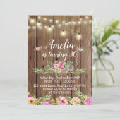 Rustic Wood en Flowers Birthday Uitnodiging (Staand voorkant)