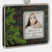 Rustic Wood en Pine Baby's eerste kerstfoto Verzilverd Omlijst Ornament (Rechts)