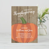 Rustic Wood en Pumpkin Thanksgiving Dinner Party Kaart (Staand voorkant)