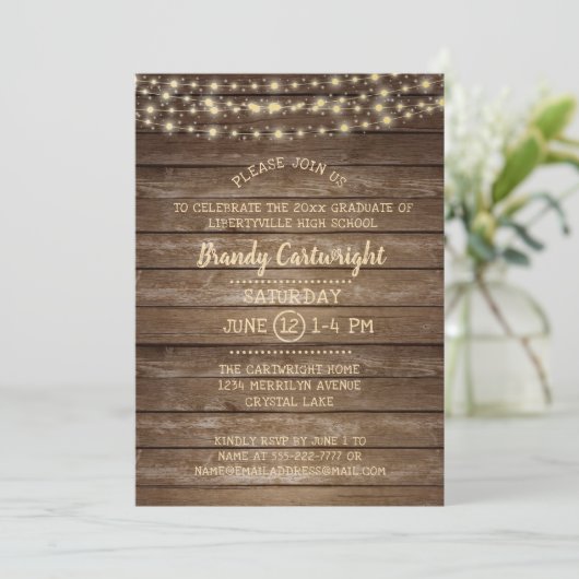 Rustic Wood en String Lights Graduation Party Kaart (Staand voorkant)