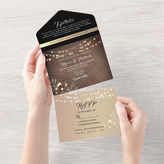 Rustic Wood en String Lights Wedding All In One Uitnodiging (Afscheurbaar)