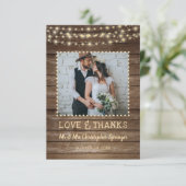 Rustic Wood en String Lights Wedding Dank u Bedankkaart (Staand voorkant)