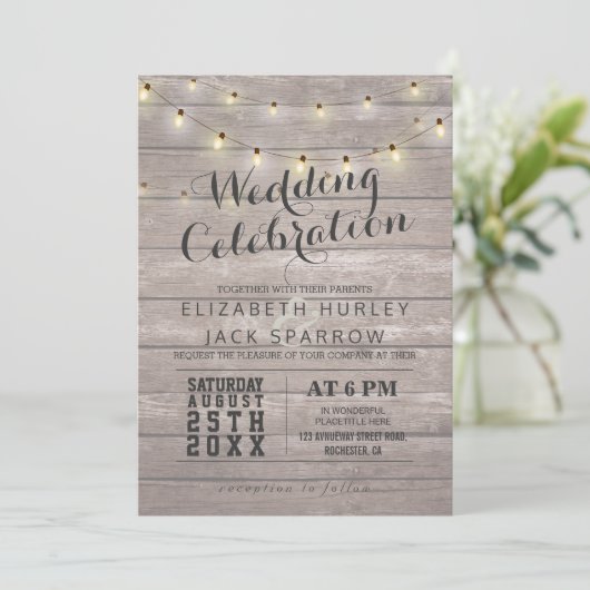 Rustic Wood en String Lights Wedding Invitations Kaart (Staand voorkant)
