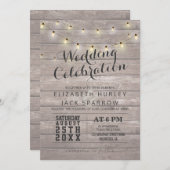 Rustic Wood en String Lights Wedding Invitations Kaart (Voorkant / Achterkant)