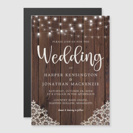 Rustic Wood en String Lights Wedding Magnetische Uitnodiging (Voorkant / Achterkant)