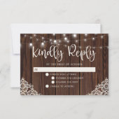 Rustic Wood en String Lights Wedding RSVP Kaartje (Voorkant)
