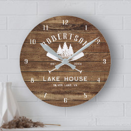 Rustic Wood Familienaam Lake House Trees Ronde Klok