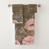 Rustic Wood Farmhouse Blush Pink Waterverf Floral Bad Handdoek (Insitu)