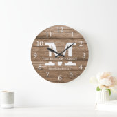Rustic Wood Farmhouse Familienaam Monogram Grote Klok (Huis)
