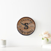 Rustic Wood Farmhouse Personalized Monogram Name Ronde Klok (Huis)