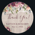 Rustic Wood Floral Lights Wedding Ronde Sticker<br><div class="desc">Dit stuk is onderdeel van een coördinator en bevat lichtkoorden en prachtige gesimuleerde boekjes van waterverf bloemen in pinks en bogundy boven een bleke rustige houten achtergrond. Gebruik de velden sjabloon om je te personaliseren door de tekst van mijn plaats-houder in je eigen tekst te wijzigen. De doopvonten en hun...</div>