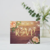 Rustic Wood Floral String Light Wedding RSVP Antwo Uitnodiging Briefkaart (Staand voorkant)
