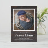 Rustic Wood Foto aangepast Cowboy Newborn Boy Birt Aankondiging (Staand voorkant)