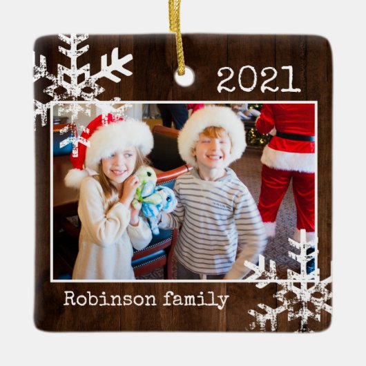 Rustic Wood Foto Border White Snowflakes Holiday Keramisch Ornament (Voorkant)