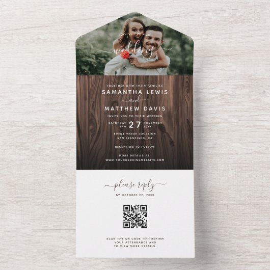 Rustic Wood Foto buitenshuis bruiloft QR Code RSVP All In One Uitnodiging (Binnen)