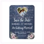 Rustic Wood Foto Floral Wedding Save the Date Magneet<br><div class="desc">Deze mooie waterverf Rustic Romantic Wood Twinkle verlicht Floral Save the Date magnet heeft een leisteen blauwe houten achtergrond met roze en witte bloemen, met slechts een aanraking van paars, gemarkeerd door een foto van de bruid en de bruid. De aanraking van kalligrafie is een perfecte aanvulling op de mooie...</div>