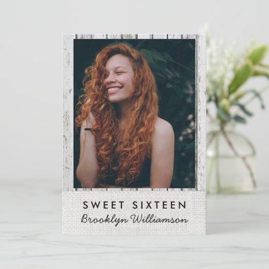 Rustic Wood Foto Sweet 16 Verjaardag Uitnodiging (Staand voorkant)