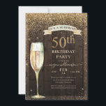 Rustic Wood Gold Glitter Surprise 50th Birthday Kaart<br><div class="desc">Dit elegante ontwerp kenmerkt een houten achtergrond,  gouden glitter,  champagneglas,  en het letterzetten van het douanemanuscript. Wat een mooie manier om je gasten uit te nodigen voor deze speciale gelegenheid.</div>