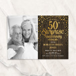 Rustic Wood Gold Surprise 50th Anniversary Photo Kaart<br><div class="desc">Rustieke verrassing 50e huwelijksverjaardag uitnodiging met foto. Elegant ontwerp met rustiek houten patroon en faux glitter goud. Beschikt over typografie script lettertype en confetti. Perfect voor een stijlvolle gouden vijftigjarig jubileum. Personaliseer met je eigen gegevens. Stuur me een bericht als je een jaar op maat nodig hebt. Gedrukte Zazzle-uitnodigingen of...</div>
