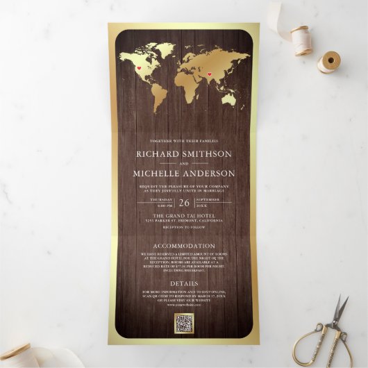 Rustic Wood Gold World Map QR Code Photo Wedding Drieluik Uitnodiging (Binnen)