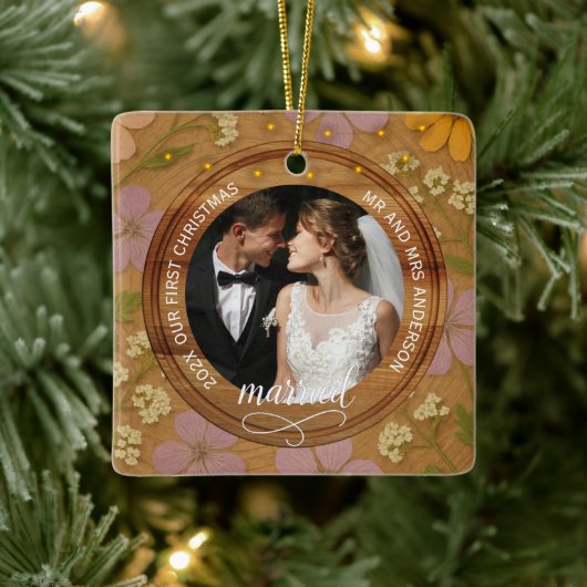 Rustic Wood Grain Floral  First Christmas married Keramisch Ornament (Boom)