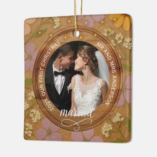 Rustic Wood Grain Floral  First Christmas married Keramisch Ornament (Links)