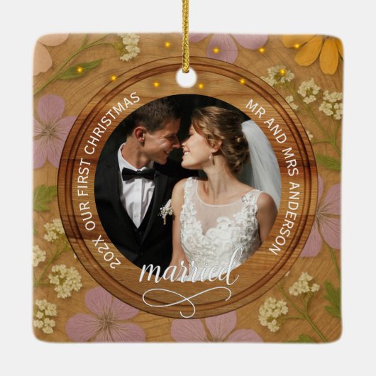 Rustic Wood Grain Floral First Christmas married Keramisch Ornament (Achterkant)